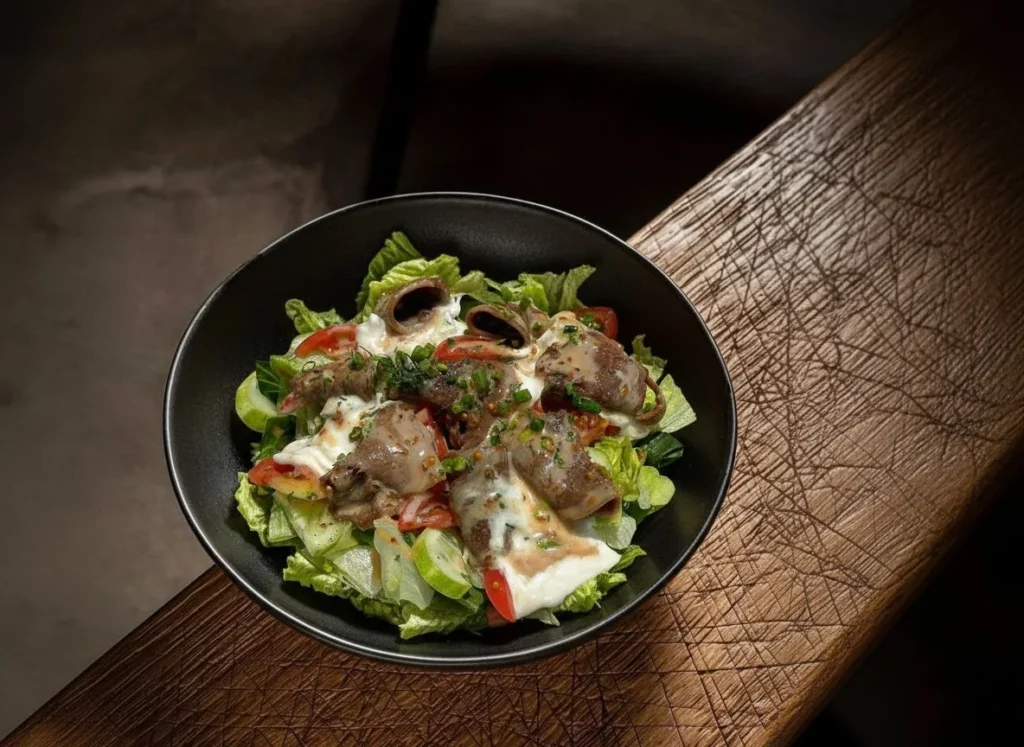 08 Салат с говяжьим языком, овощами и кунжутной заправкой / Salad with beef tongue, vegetables and sesame dressing